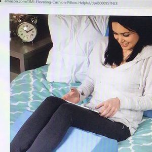 Elevating knee cushion pillow